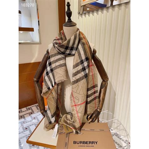 Khăn choàng Burberry 